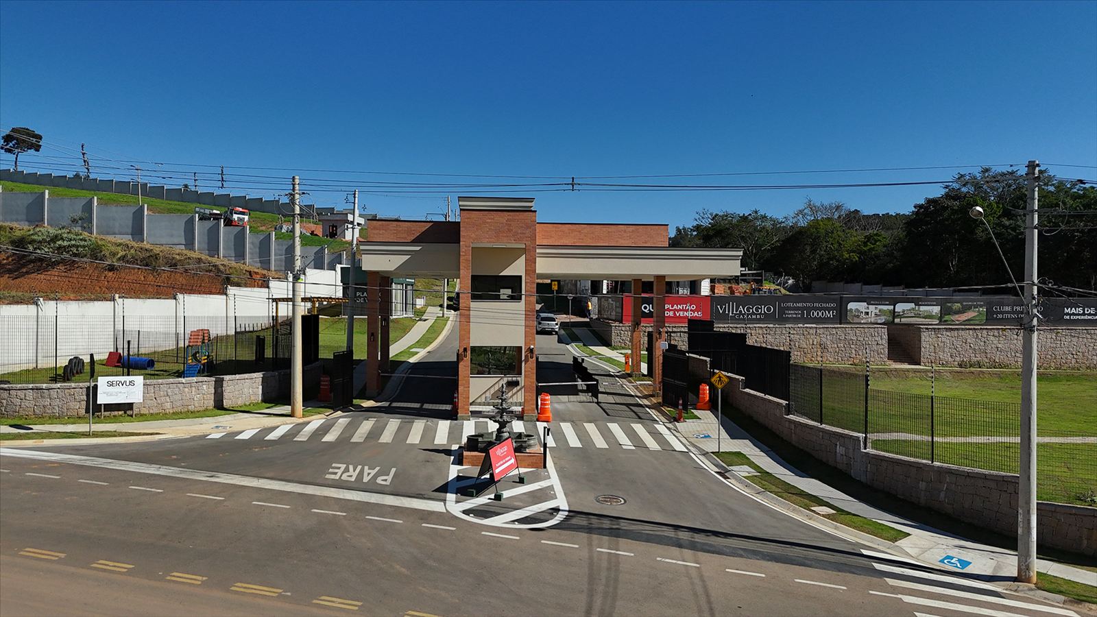Entrada do loteamento Villaggio Caxambu