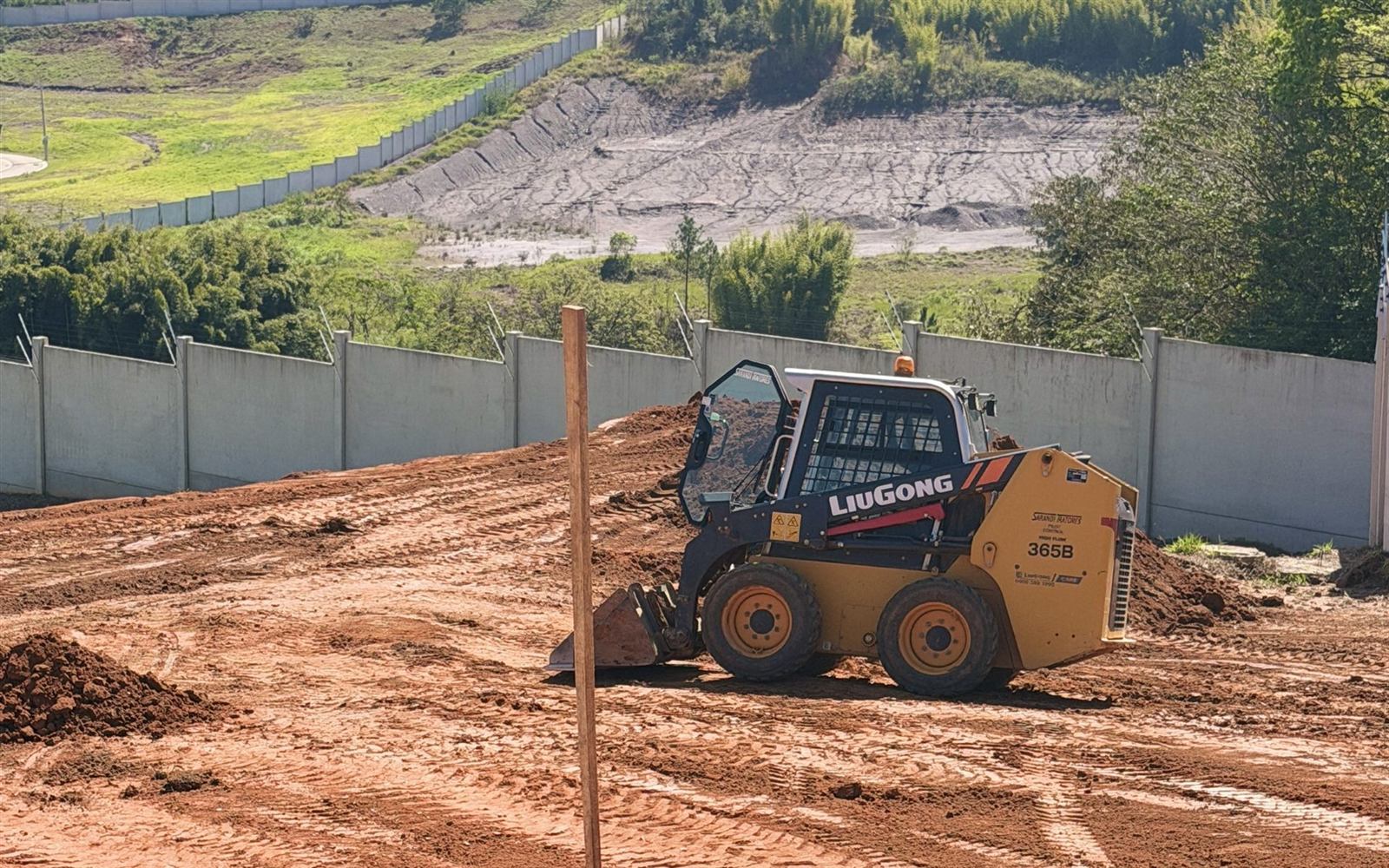 Máquinas executando serviço de terraplenagem