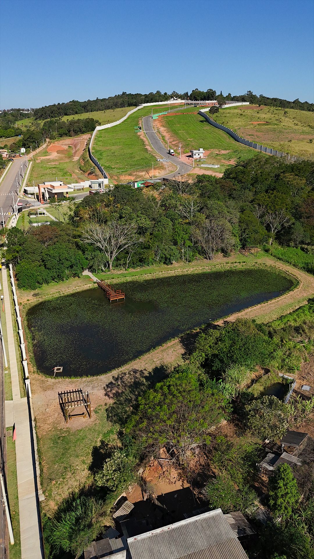 Lago, portaria e ruas entregues no Villaggio Caxambu