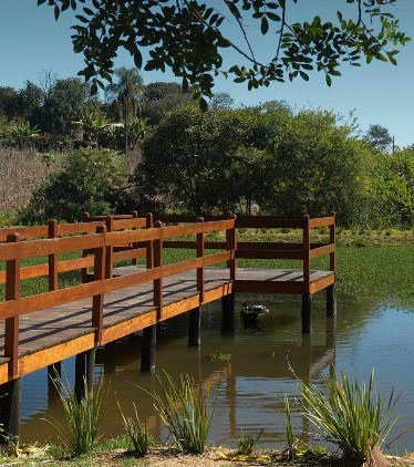 Deck sobre o lago do Villaggio Caxambu